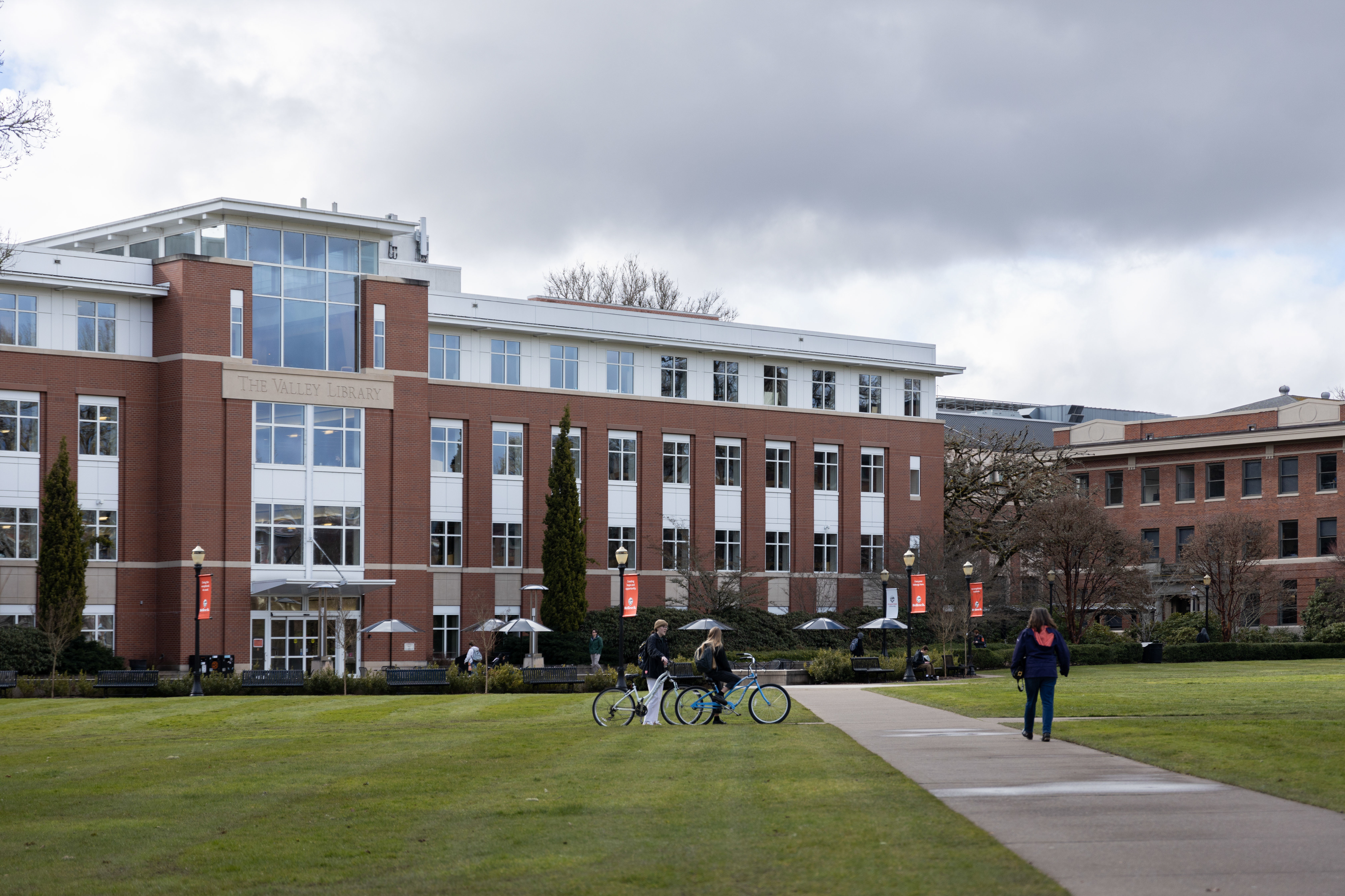 Students walk to the Valley Library on a winter day.